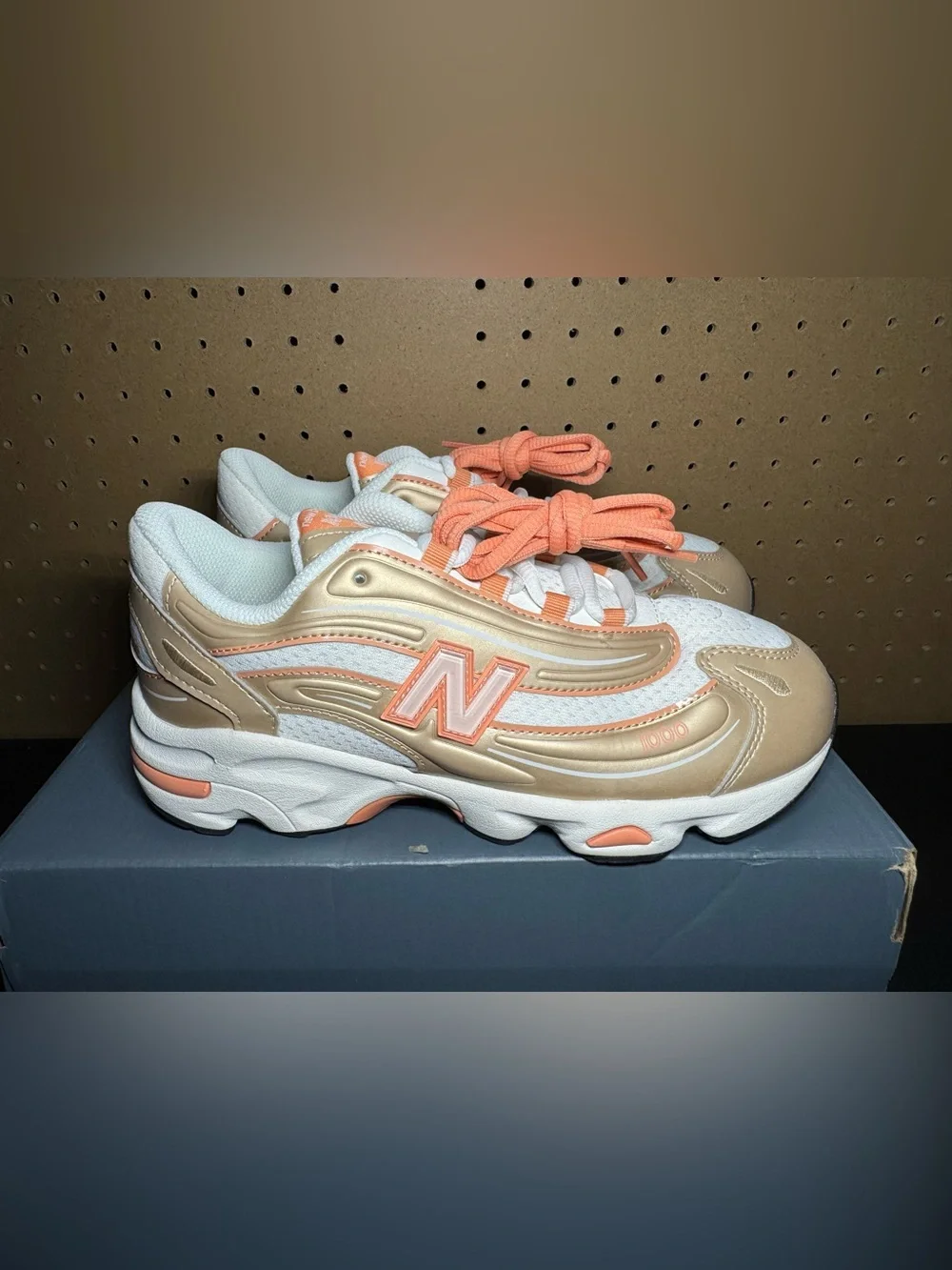 New Balance 1000 Sneakers Youths 5, Women’s 6.5 Metallic Gold & Peach Accent Sne